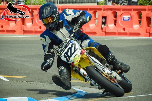 Whanganui’s Richie Dibben (Suzuki RM-Z450), national champion again in the Supermoto class after brilliant display on Whanganui’s Cemetery Circuit on Boxing Day. 