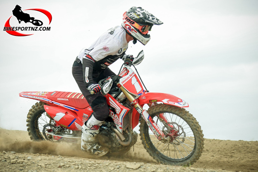 The mighty mechanics, legends behind the scenes. Photo by Andy McGechan, BikesportNZ.com