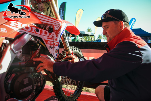 The mighty mechanics, legends behind the scenes. Photo by Andy McGechan, BikesportNZ.com