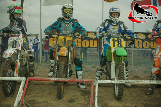 Somewhere in Europe the King brothers line up together … 1996 world champion Shayne King (KTM No.1) and his elder brother Darryll (Kawasaki No.18).