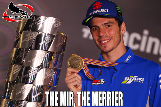 Joan Mir receives his prize