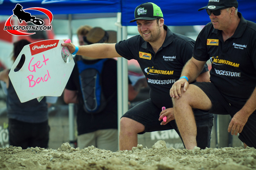 The mighty mechanics, legends behind the scenes. Photo by Andy McGechan, BikesportNZ.com